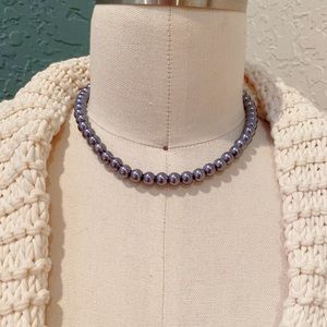 Classic pearl necklace with magnets clasp closure.